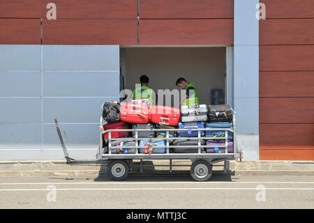 Die Gepäckabfertigung am Flughafen Batumi, Georgien Stockfoto
