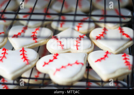 Herzförmige baseball Sugar Cookies Abkühlung auf Regalen in der Bäckerei Küche Stockfoto