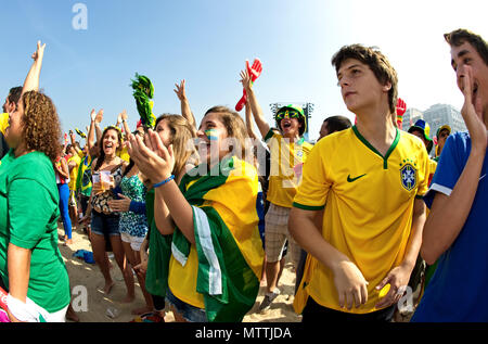 Wm, Brasilien - 28. Juni 2014: Brasilianische Fans zur FIFA Fan Fest gekommen, um das Spiel zwischen ihren nationalen Fußballmannschaft und Chile zu sehen Stockfoto