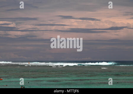 Storming Ozean und die Lagune Hermitage, Reunion Stockfoto