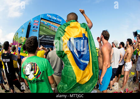 Wm, Rio de Janeiro, Brasilien - 28. Juni 2014: brasilianischer Fußball Fans unterstützen die Fußball-Nationalmannschaft bei der Fifa Fan Fest Bereich am Strand von Copacabana Stockfoto