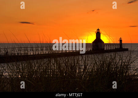 St. Joseph North Pier in St. Joseph, Michigan bei Sonnenuntergang. Stockfoto