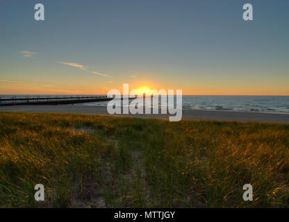 St. Joseph North Pier in St. Joseph, Michigan bei Sonnenuntergang. Stockfoto