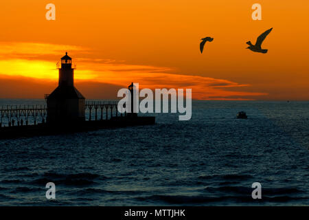 St. Joseph North Pier in St. Joseph, Michigan bei Sonnenuntergang. Stockfoto