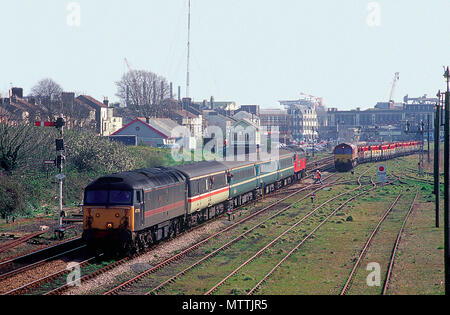 Ein paar der Klasse 47 Diesellokomotiven Nummern 47701 und 47789 top und Tailing der Wherry Linien hort Set' DMU-Substitution, während eine Klasse 66 Lok 66045 wartet mit einer Fracht in Lowestoft zu fahren. 8. April 2002. Stockfoto