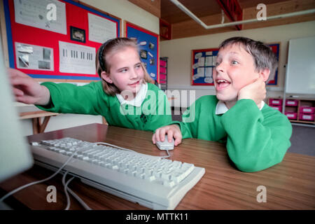 Schülerinnen und Schüler auf einem frühen Computer Stockfoto