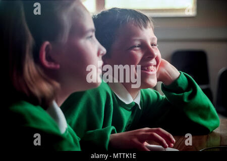 Schülerinnen und Schüler auf einem frühen Computer Stockfoto