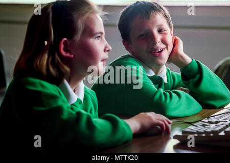 Schülerinnen und Schüler auf einem frühen Computer Stockfoto