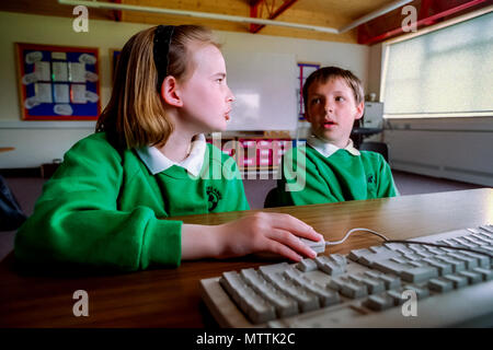 Schülerinnen und Schüler auf einem frühen Computer Stockfoto