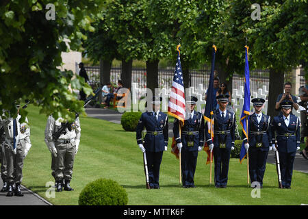 Eine Ehrengarde Detail aus Spangdahlem Air Base, Deutschland, beteiligt sich an einem Memorial Day Zeremonie zusammen mit ihren französischen Kollegen in Suresnes amerikanischen Friedhof und Denkmal in der Nähe von Paris, Frankreich, 27. Mai 2018. Die Zeremonie zu Ehren der 1.500 US-service Mitglieder dort begraben. (U.S. Air Force Foto von Master Sgt. Renae Pittman/freigegeben) Stockfoto