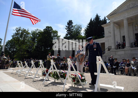 Us Air Force General Tod D. Wolters, US Air Forces in Europa - Luftstreitkräfte Afrika Commander und Mitglied der lokalen Pfadfinder grüßen die US-Streitkräfte Europa Kranz während des Memorial Day Feier in Suresnes Friedhof und Denkmal, in der Nähe von Paris, Frankreich, 27. Mai 2018. Jedes Jahr Militär der Vereinigten Staaten und der französischen militärischen Hommage an die gefallenen Soldaten des Ersten Weltkrieges, die begraben sind und hier festgehalten. (U.S. Air Force Foto von Master Sgt. Renae Pittman/freigegeben) Stockfoto