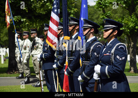 Eine Ehrengarde Detail aus Spangdahlem Air Base, Deutschland, beteiligt sich an einem Memorial Day Zeremonie zusammen mit ihren französischen Kollegen in Suresnes amerikanischen Friedhof und Denkmal in der Nähe von Paris, Frankreich, 27. Mai 2018. Die Zeremonie zu Ehren der 1.500 US-service Mitglieder dort begraben. (U.S. Air Force Foto von Master Sgt. Renae Pittman/freigegeben) Stockfoto