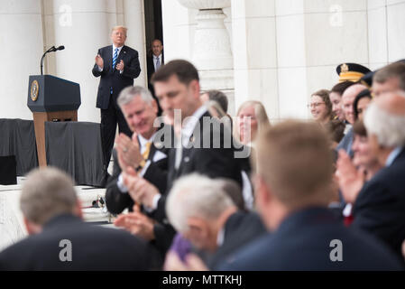 Präsident Donald J. Trumpf erkennt die Opfer der Veteranen in Anwesenheit als Teil des Memorial Day Adresse während des 150-jährlichen (Department of Defense, DoD) National Memorial Tag Beachtung durch die Verteidigungsminister auf dem Arlington National Cemetery, 28. Mai 2018 veranstaltet. Senior Leadership aus der ganzen DoD gesammelt zu Ehren Amerikas militärische Service Mitglieder gefallen. (DoD Foto von U.S. Army Sgt. James K. McCann) Stockfoto