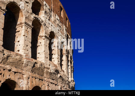 Kolosseum monumentale Arkaden mit blauem Himmel und Kopie Raum Stockfoto