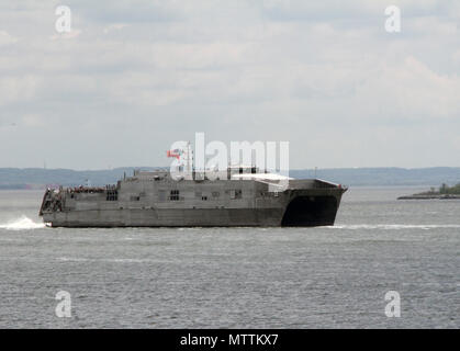 Virginia-based US Naval Ship (Usns) Stadt Bismarck in der Flotte Woche Parade 2018 der Schiffe durch die Verrazano Narrows zwischen Brooklyn und Staten Island, New York und in oberen Schacht New York-New Jersey Harbour am 23. Mai 2018 teilgenommen. Die Hüften wie USNS Stadt Bismarck ermöglichen militärischen Sealift Command zu kühn die Weltmeere segeln; Bereitstellung von versichert, Logistik und spezielle Unterstützung der gemeinsamen Warfighter", sagte der Adm. Dee Mewbourne, Commander, Military Sealift Command. Stockfoto