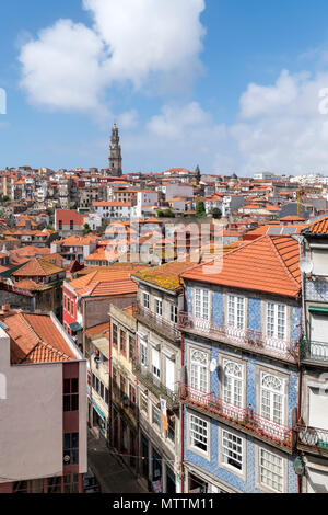 Blick über die Dächer der Stadt von der Kathedrale mit Blick in Richtung der Clerigos Turm, Porto, Portugal Stockfoto