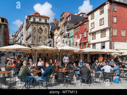 Bars und Cafés an der Ribeira Platz (Praça da Ribeira), Porto, Portugal Stockfoto