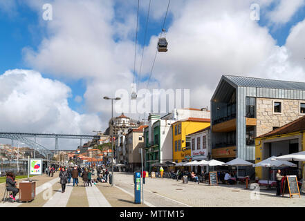 Die Teleferica de Gaia (Seilbahn) und Restaurants entlang der Avenida de Diogo Leite, Vila Nova de Gaia, Porto, Portugal Stockfoto