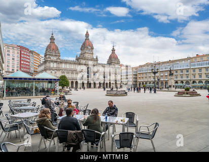Cafe vor der Palacio Municipal (Rathaus), Praza de Maria Pita, A Coruña, Galizien, Spanien Stockfoto