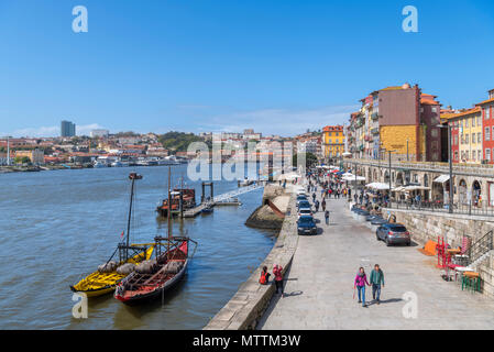 Fluss Douro und den Cais da Ribeira, Porto, Portugal Stockfoto