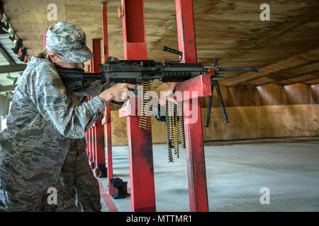 Kol. Jennifer Kurz, Links, 23d Wing Commander, Brände ein M240B Maschinengewehr während einer Immersion tour, 21. Mai 2018, bei Moody Air Force Base, Ga. Kurze Tourneen der 23d Mission Support Group (MSG) zu einem besseren Verständnis Ihrer gesamten Mission, Funktionen und umfassenden Aufgaben gewinnen. Kurz war in der Lage sich zu treffen und mit Flieger aus dem Combat Arms Training und Wartung sowie der chemischen, biologischen, radiologischen und nuklearen Verteidigung Abschnitte der MSG. (U.S. Air Force Foto von Airman 1st Class Eugene Oliver) Stockfoto