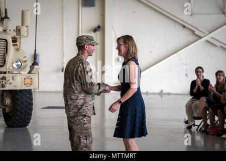 Generalmajor Scott Zobrist, Links, 9 Air Force Commander, Münzen JoAnn Valenzia, Ehefrau von Oberst Jeffrey Valenzia, ausgehende93d Air Ground Operations Wing (AGOW) Commander, die während eines Befehls Zeremonie, 23. Mai 2018, bei Moody Air Force Base, Ga nach Verzicht auf Befehl, Valenzia wird Pflicht übernehmen als Assistent des North American Aerospace Defense Command US Northern Command Commander bei Peterson Air Force Base, Colo (U.S. Air Force Foto von Airman 1st Class Eugene Oliver) Stockfoto