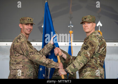 Maj. Allgemeine Scott Zobrist, Links, 9 Air Force Commander, Hände die Guidon zu Oberst Paul Birch, eingehende93d Air Ground Operations Wing (AGOW) Commander, die während eines Befehls Zeremonie, 23. Mai 2018, bei Moody Air Force Base, Ga. Dieses Ereignis kennzeichnet den Beginn einer neuen Regime als Birke der 7. Commander wird der 93 d AGOW. (U.S. Air Force Foto von Airman 1st Class Eugene Oliver) Stockfoto