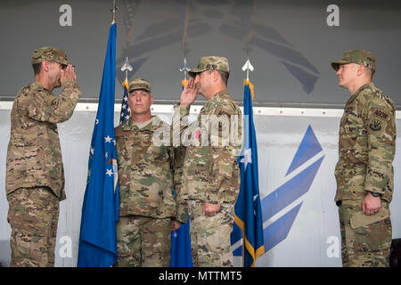 Oberst Paul Birch, rechts, eingehende93d Air Ground Operations Wing (AGOW) Commander, macht ein Gruß an Generalmajor Scott Zobrist, 9 Air Force Commander, die während eines Befehls Zeremonie, 23. Mai 2018, bei Moody Air Force Base, Ga. Dieses Ereignis kennzeichnet den Beginn einer neuen Regime als Birke der 7. Commander wird der 93 d AGOW. (U.S. Air Force Foto von Airman 1st Class Eugene Oliver) Stockfoto