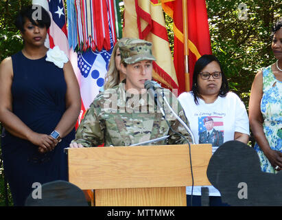 Brig. Gen. Heidi Hoyle, Leiter der Ordnance, gibt Erläuterungen bei der jährlichen Survivor aufsuchende Dienste Butterfly Release 24.Mai im Fort Lee Speicher Garten neben der Installation Armee Dienst an der Gemeinschaft. Die allgemeinen erinnerte die Ehrengäste und anderen Teilnehmern, dass Sie hohes Ansehen als Mitglieder der Armee und Fort Lee Familie gehalten werden. (Hoffe ich) Sie Stärke von uns ziehen können, wenn wir von Ihnen tun", drückte sie an die teilnehmenden Gold Star Familien und Ehepartner. Stockfoto