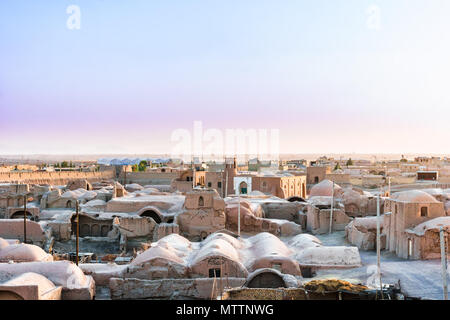 Blick auf die Zitadelle von Varzaneh abonded Ghoortan im Iran Stockfoto