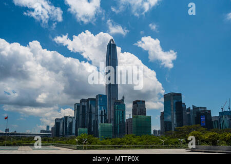 Shenzhen Skyline im Business District (Futian) mit der Stadt höchste Gebäude Ping ein Turm in Shenzhen, China Stockfoto