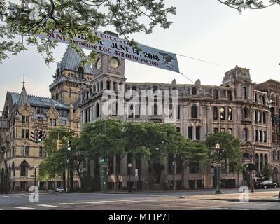 In Syracuse, New York, USA. 28. Mai 2018. Ecke von South Salina Straße und der Water Street in der Innenstadt von Syracuse, New York mit dem gridley Gebäude, foregr Stockfoto