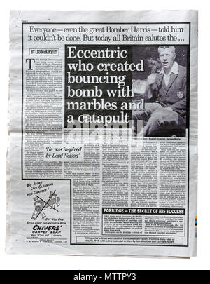 Eine Reproduktion der Daily Mail vom 18. Mai 1943 mit einem Artikel über Barnes Wallis, der Erfinder der bouncing Bomb Stockfoto