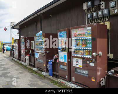 Kyoto, Japan - 24. Juli 2016. Straße in Kyoto an einem Sommertag im Juli, Getränkeautomat, stehend auf einer öffentlichen Straße. Stockfoto