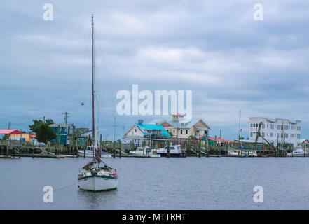 Szenen aus der Straße. Reisen und entlang der östlichen Küste des Atlantischen Ozeans in Southport North Carolina essen. Boote schaukeln sanft im Hafen Stockfoto