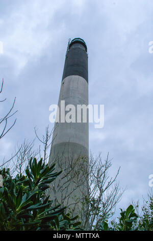 Oak Island North Carolina ist die Heimat von Meilen ruhige Strände und eine stabile Leuchtturm Licht station schauen über den Atlantik für Schiffe Stockfoto