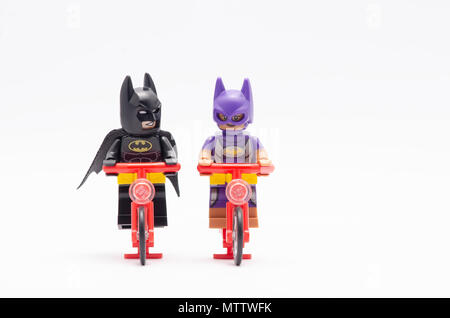 MALAYSIA, 07. Mai 2018. Mini Bild von Batman und batgirl auf einem Fahrrad. Lego Minifiguren sind von der Lego Gruppe hergestellt. Stockfoto