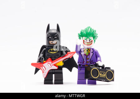 Mini Abbildung von Batman Holding eine Gitarre mit Joker holding ein Radio. Lego Minifiguren sind von der Lego Gruppe hergestellt. Stockfoto