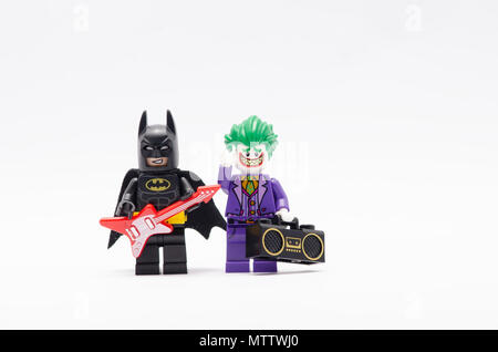 Mini Abbildung von Batman Holding eine Gitarre mit Joker holding ein Radio. Lego Minifiguren sind von der Lego Gruppe hergestellt. Stockfoto