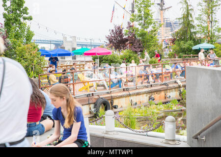 Menschen spielen im Park für Freizeitaktivitäten Harbor Park, Philadelphia, PA, USA. 28. Mai 2018. Stockfoto