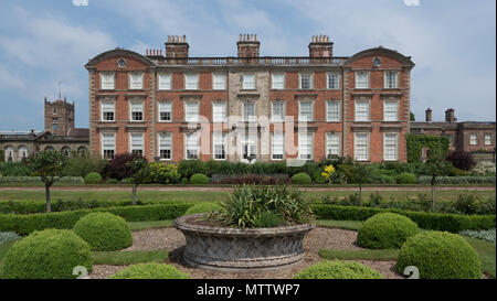 Weston-unter-Eidechse, England, 29, Mai, 2018. Weston Park stattliches Haus. Die südliche Fassade und Gärten des Haupthauses. Stockfoto