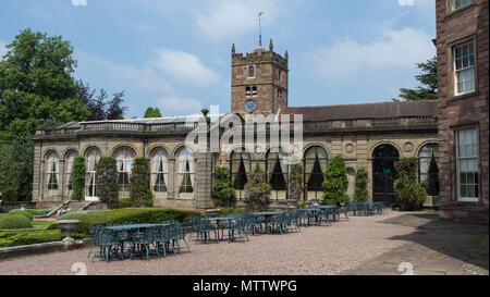 Weston-unter-Eidechse, England, 29, Mai, 2018. Weston Park stattliches Haus. St Andrews Kirche hinter der Orangerie am westlichen Ende des Haupthauses Stockfoto