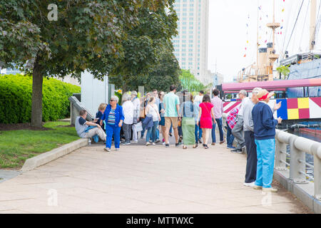 Menschen spielen im Park für Freizeitaktivitäten Harbor Park, Philadelphia, PA, USA. 28. Mai 2018. Stockfoto