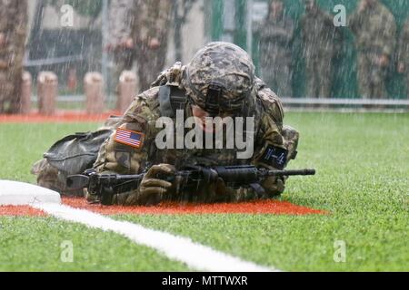 Warrant Officer Jonathan Myers, ein Allentown, PA native, 501St Military Intelligence Brigade zugeordnet führt die hohe kriechen während der körperlichen Fitness Challenge teil der Achten Armee 2018 besten Krieger Wettbewerb, gehalten am Camp Casey, der Republik Korea, 17. Mai, 17. Mai 2018. Die Achte Armee besten Krieger Wettbewerb wird gehalten, zu erkennen und die qualifiziertesten Junior wählen Sie Soldaten und nicht-Officer achte Armee bei der US-Army Pacific besten Krieger Konkurrenz an Schofield Barracks, HI darzustellen in Auftrag gegeben. Der Wettbewerb wird auch die Officer, warra erkennen Stockfoto