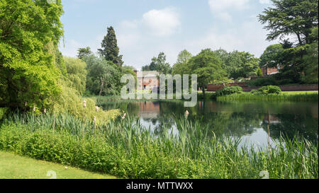 Weston-unter-Eidechse, England, 29, Mai, 2018. Weston Park stattliches Haus. Auf der Suche nach Süden über Kirche Pool an den Getreidespeicher Stockfoto