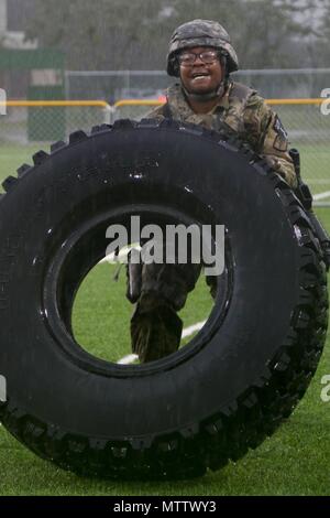 Sgt. Erika Bustamante, Baltimore, MD, native, zum 65. Medizinische Brigade zugeordnet, spiegelt ein Reifen bei der körperlichen Fitness Challenge teil der Achten Armee 2018 besten Krieger Wettbewerb, im Camp Casey, der Republik Korea, 17. Mai, 17. Mai 2018 statt. Die Achte Armee besten Krieger Wettbewerb wird gehalten, zu erkennen und die qualifiziertesten Junior wählen Sie Soldaten und nicht-Officer achte Armee bei der US-Army Pacific besten Krieger Konkurrenz an Schofield Barracks, HI darzustellen in Auftrag gegeben. Der Wettbewerb wird auch die Officer, Warrant Officer und koreanischen Augmentation erkennen Stockfoto