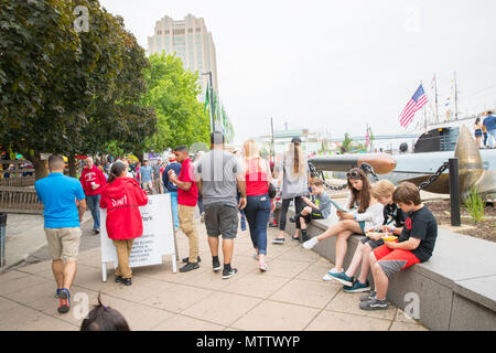 Menschen spielen im Park für Freizeitaktivitäten Harbor Park, Philadelphia, PA, USA. 28. Mai 2018. Stockfoto