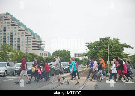 Menschen spielen im Park für Freizeitaktivitäten Harbor Park, Philadelphia, PA, USA. 28. Mai 2018. Stockfoto