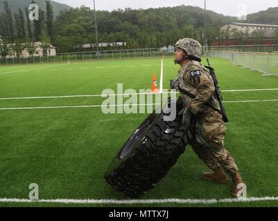 Us-Armee Pfc. Samera Taylor, ein Eingeborener von Lake City, FL, auf die 1 Signal Brigade zugewiesen, führt die Reifen an der körperlichen Fitness Test dreht während der Achten Armee 2018 besten Krieger Wettbewerb, im Camp Casey, der Republik Korea, Mai 17, 2018, 17. Mai 2018 statt. Die Achte Armee besten Krieger Wettbewerb wird gehalten, zu erkennen und die qualifiziertesten Junior wählen Sie Soldaten und nicht-Officer achte Armee bei der US-Army Pacific besten Krieger Konkurrenz an Schofield Barracks, HI darzustellen in Auftrag gegeben. Der Wettbewerb wird auch erkennen die Top Performing Officer, Warrant Officer und Koreanischen EIN Stockfoto