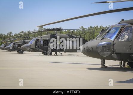 New Jersey Army National Guard Soldaten aus dem 1 Assault Helicopter Bataillon, 150 Aviation Regiment bereiten ihre UH-60L Black Hawk Hubschrauber für einen Flug am Joint Base Mc Guire-Dix - Lakehurst, N.J. Mai 15, 2018, 15. Mai 2018. (U.S. Air National Guard Foto von Master Sgt. Matt Hecht). () Stockfoto
